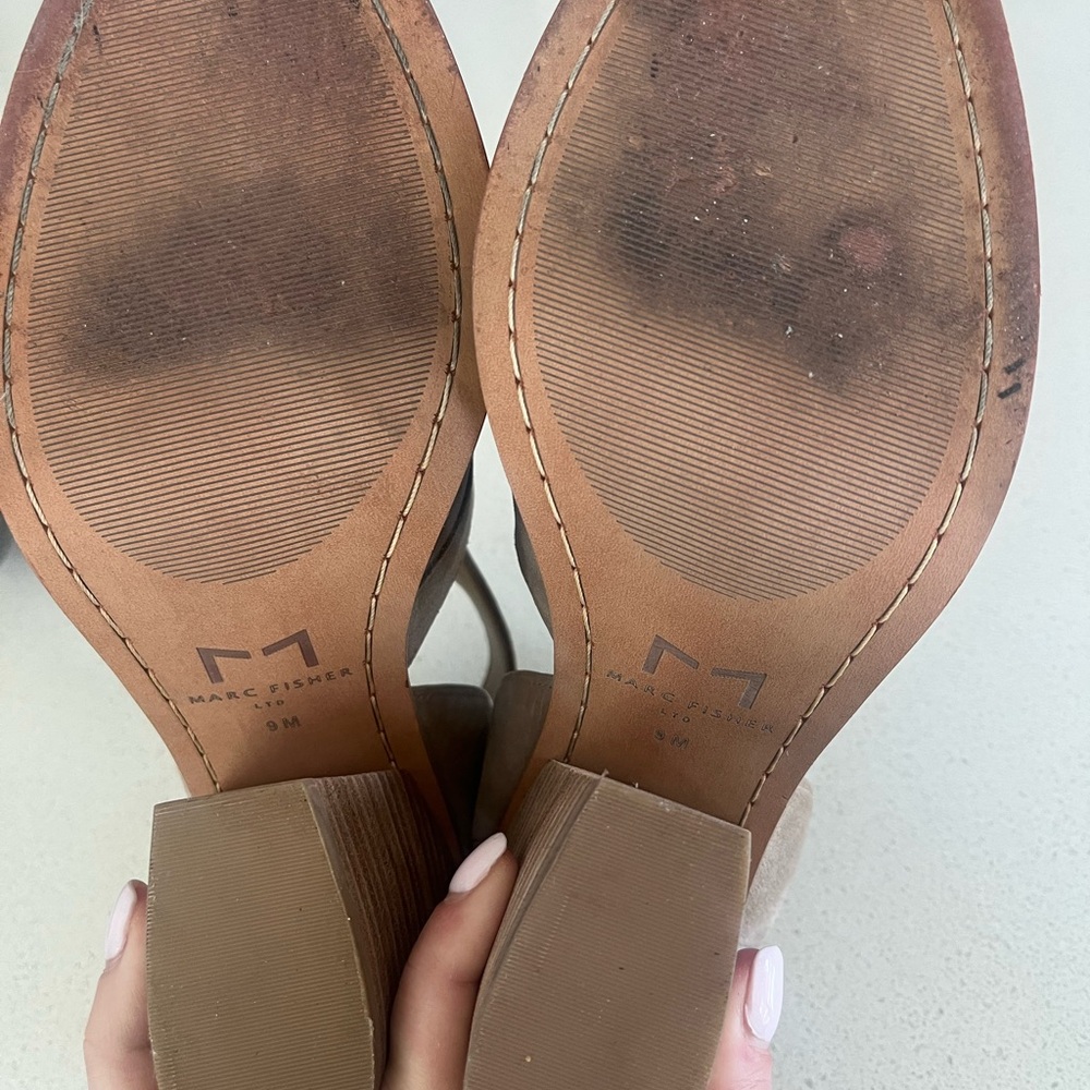 Marc Fisher Sz 9 Nude wedges